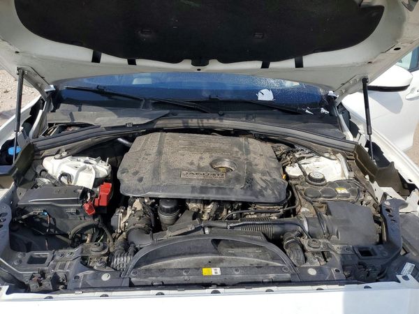 2019 JAGUAR F-PACE Prestige — Engine bay