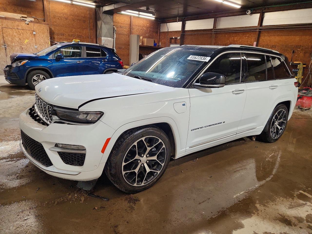 2022 JEEP CHEROKEE Summit 4XE — Front 3/4