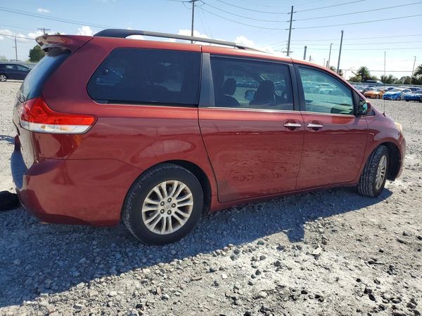 2012 TOYOTA SIENNA