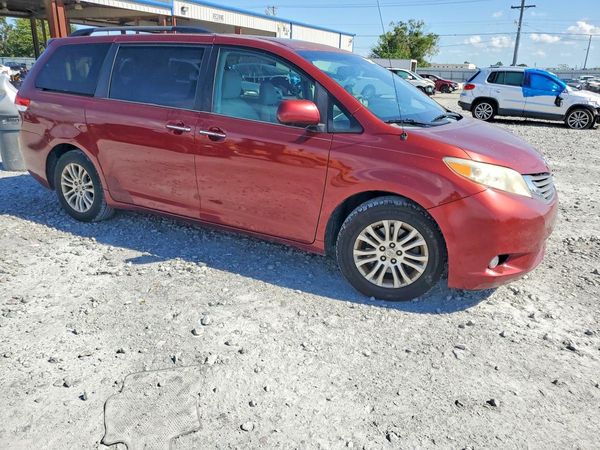 2012 TOYOTA SIENNA