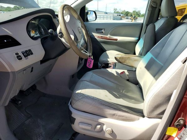 2012 TOYOTA SIENNA