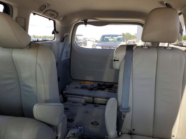 2012 TOYOTA SIENNA