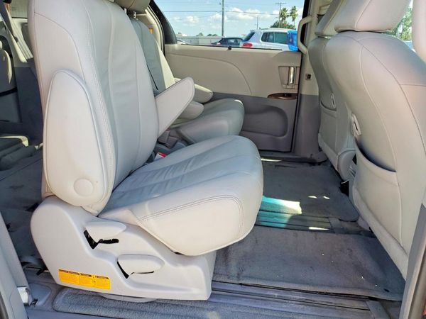 2012 TOYOTA SIENNA