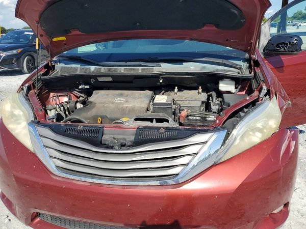 2012 TOYOTA SIENNA