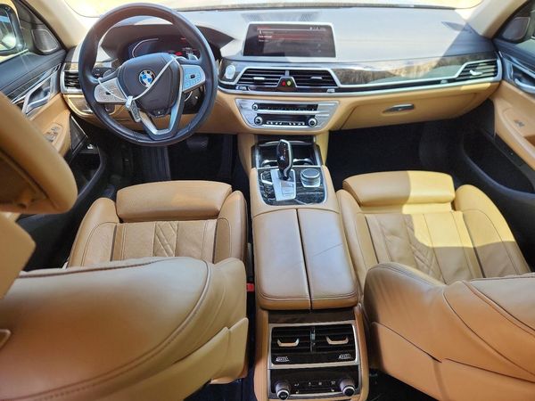 2022 BMW 740