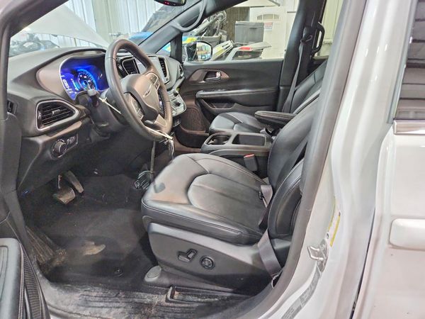 2025 CHRYSLER VOYAGER