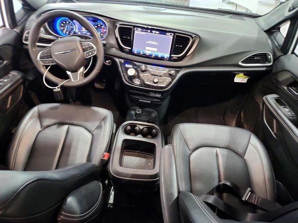 2025 CHRYSLER VOYAGER