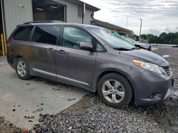 2013 TOYOTA SIENNA