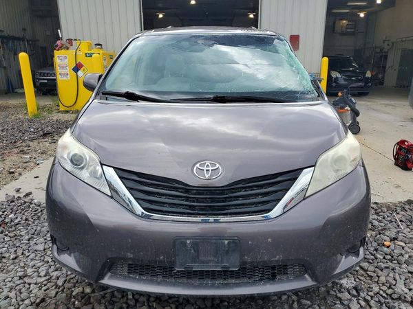 2013 TOYOTA SIENNA