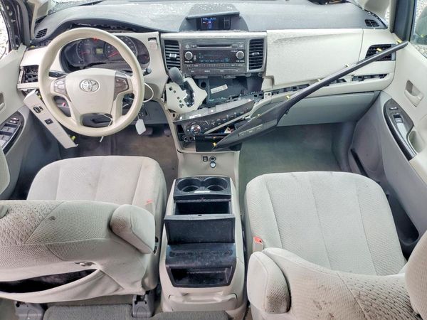 2013 TOYOTA SIENNA