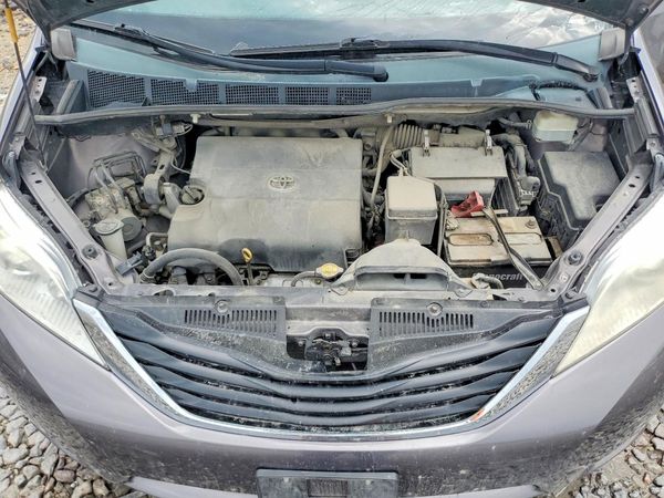 2013 TOYOTA SIENNA