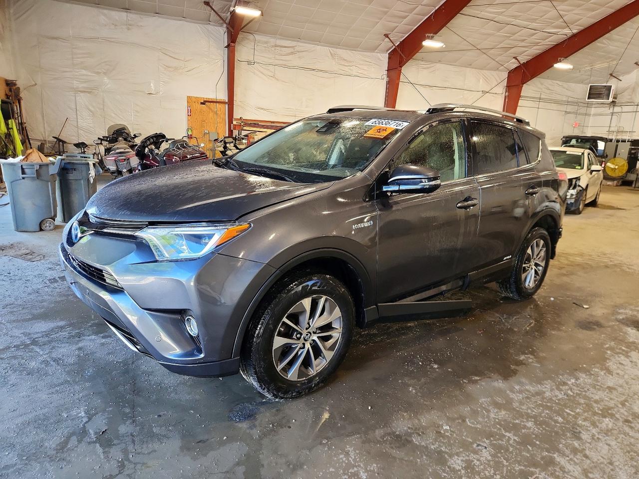 2017 TOYOTA RAV4 LE/XLE Hybrid — Front 3/4