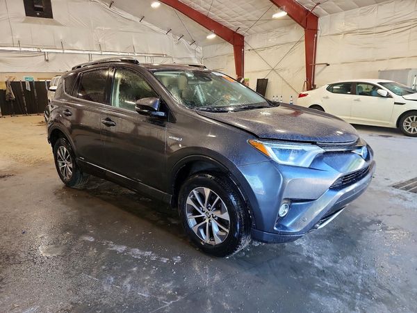 2017 TOYOTA RAV4 LE/XLE Hybrid — Passenger 3/4