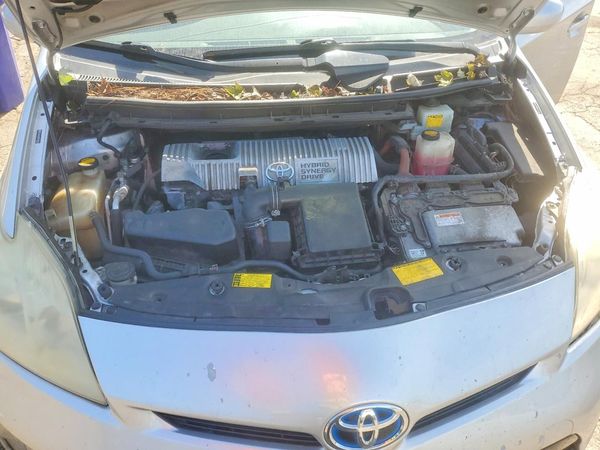 2012 TOYOTA PRIUS — Engine bay