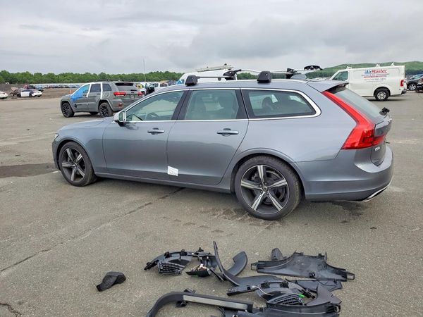 2018 VOLVO V90