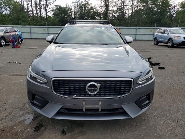 2018 VOLVO V90