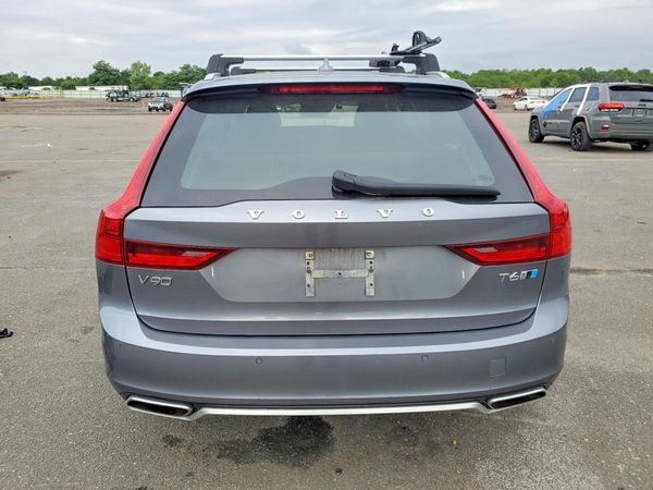 2018 VOLVO V90