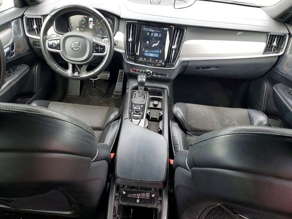 2018 VOLVO V90