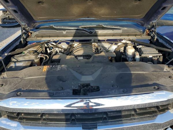 2017 CHEVROLET SILVERADO LT — Engine bay