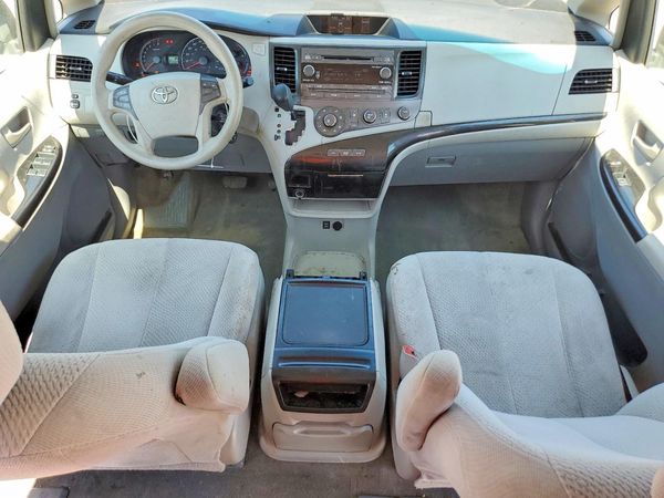 2012 TOYOTA SIENNA