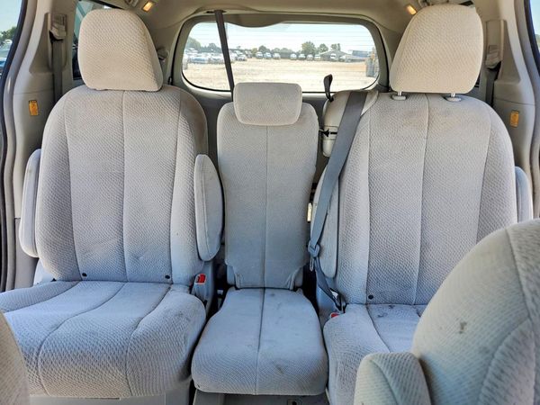 2012 TOYOTA SIENNA
