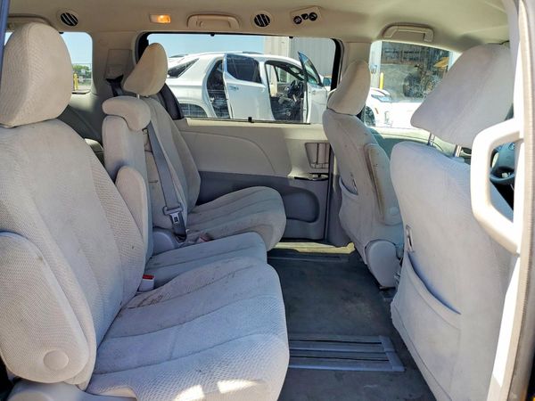 2012 TOYOTA SIENNA