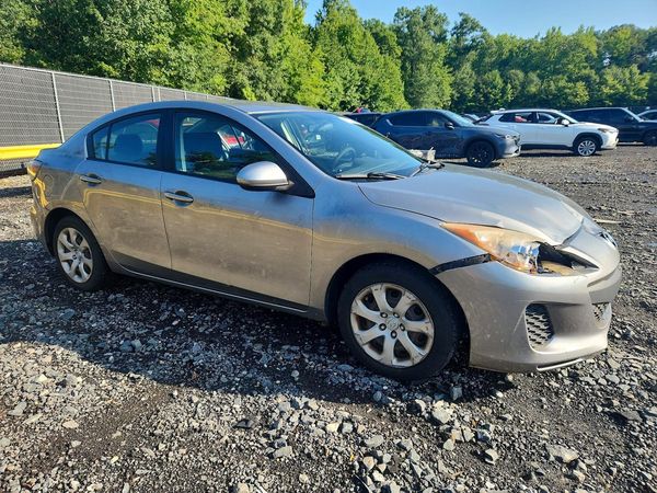 2013 MAZDA 3 SV/Base