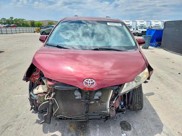 2014 TOYOTA SIENNA