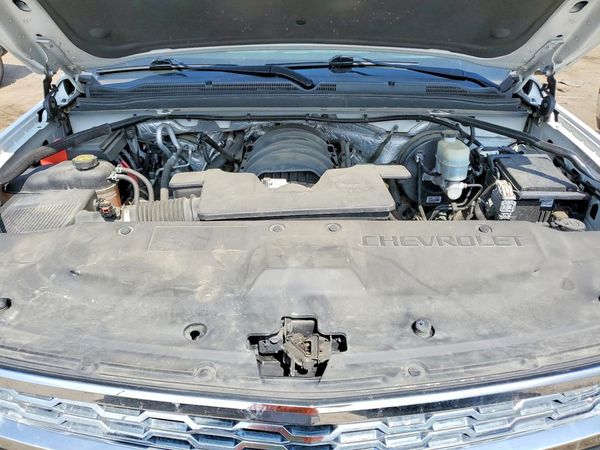 2016 CHEVROLET SUBURBAN LT — Engine bay
