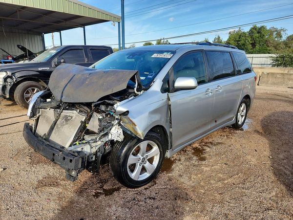 2020 TOYOTA SIENNA E grade — Front 3/4