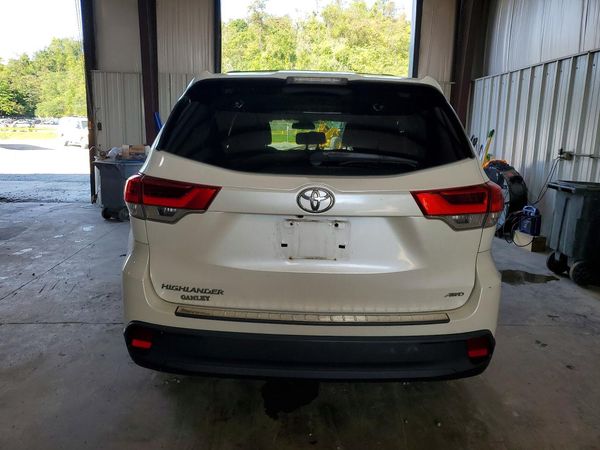 2018 TOYOTA HIGHLANDER LE/LE Plus