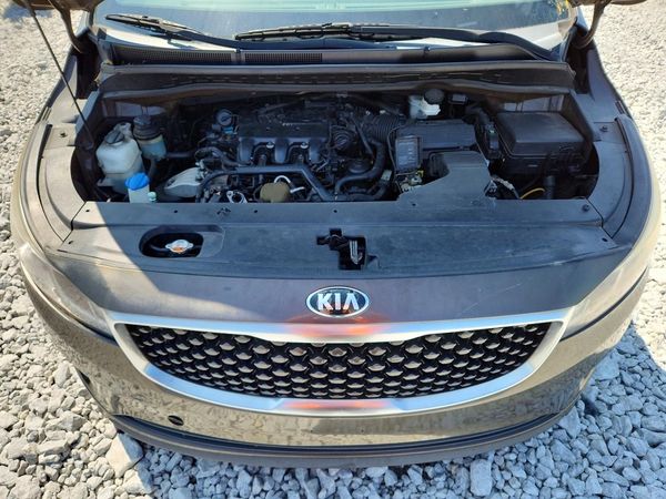 2016 KIA SEDONA EX - Middle level — Engine bay