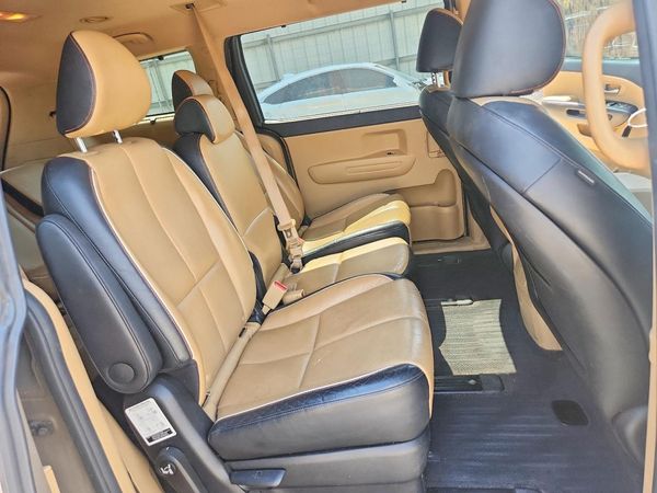 2017 KIA SEDONA LX