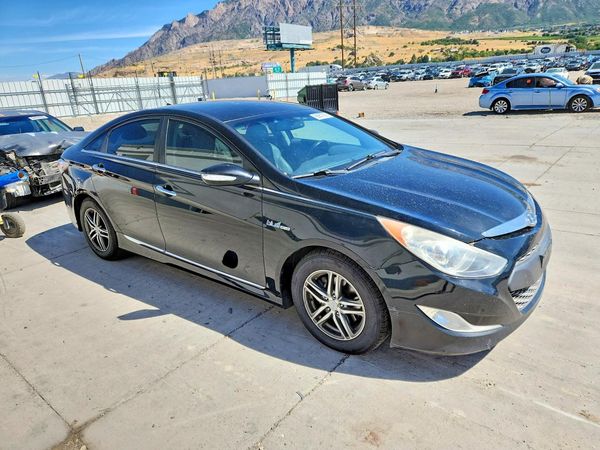 2012 HYUNDAI SONATA Middle level — Passenger 3/4
