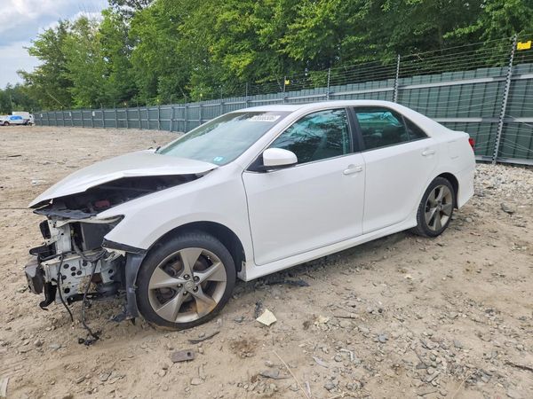 2014 TOYOTA CAMRY — Front 3/4
