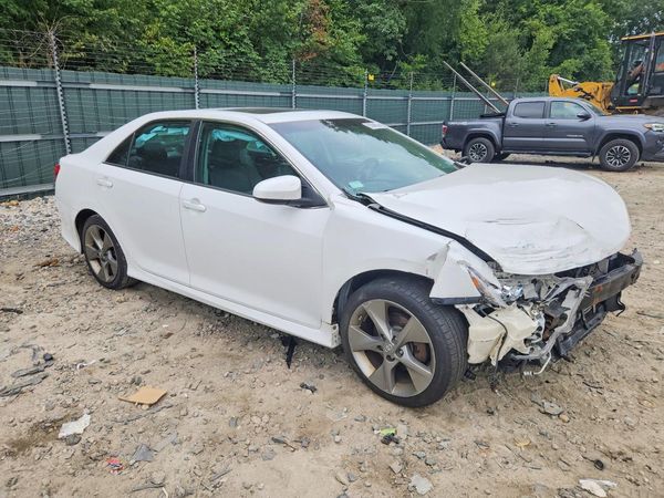 2014 TOYOTA CAMRY — Passenger 3/4