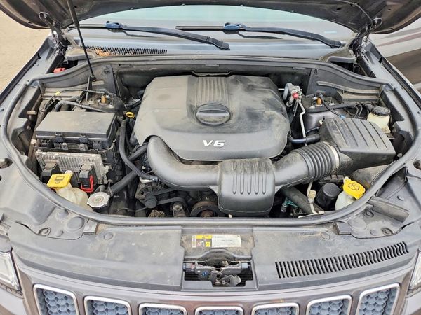 2015 JEEP CHEROKEE Overland — Engine bay