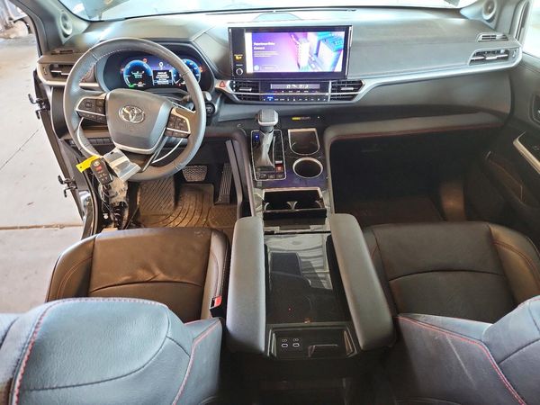 2025 TOYOTA SIENNA XSE