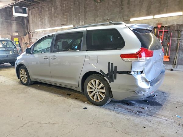 2012 TOYOTA SIENNA