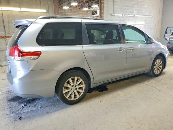 2012 TOYOTA SIENNA