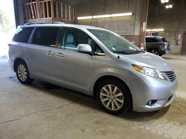 2012 TOYOTA SIENNA