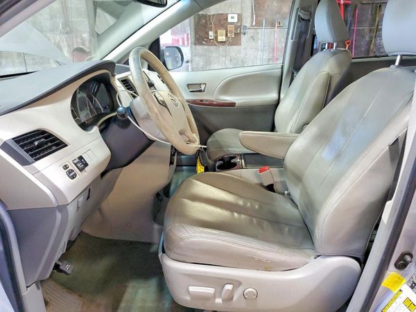 2012 TOYOTA SIENNA