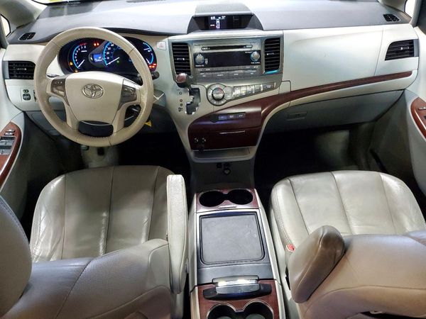 2012 TOYOTA SIENNA