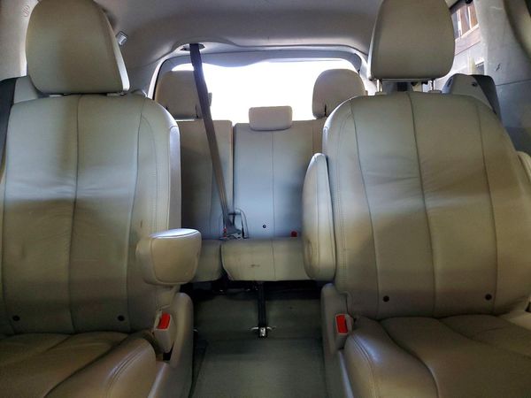 2012 TOYOTA SIENNA