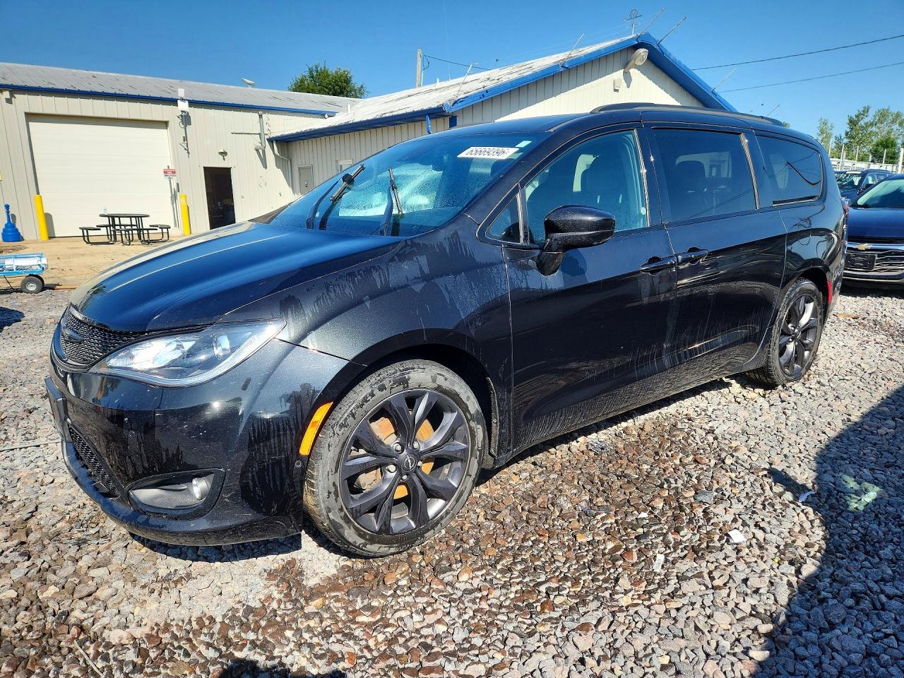 2020 CHRYSLER PACIFICA Touring L — Front 3/4