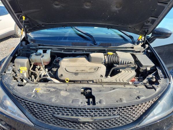 2020 CHRYSLER PACIFICA Touring L — Engine bay