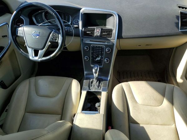 2015 VOLVO XC60 Premier (non R design)