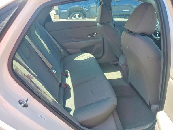 2024 HYUNDAI ELANTRA SE