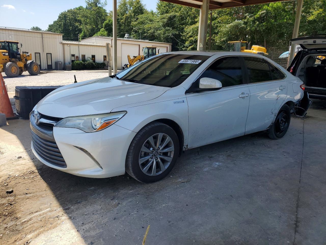 2017 TOYOTA CAMRY SOLA LE/SE/XLE Hybrid — Front 3/4