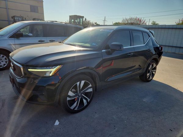 2023 VOLVO XC40